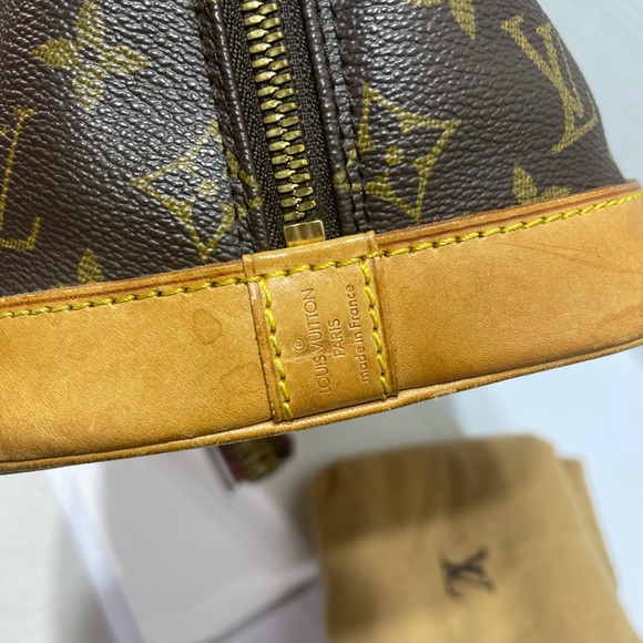 Louis Vuitton Alma no d ring in Monogram comes with dust bag, lock and key. - Picture 12 of 15